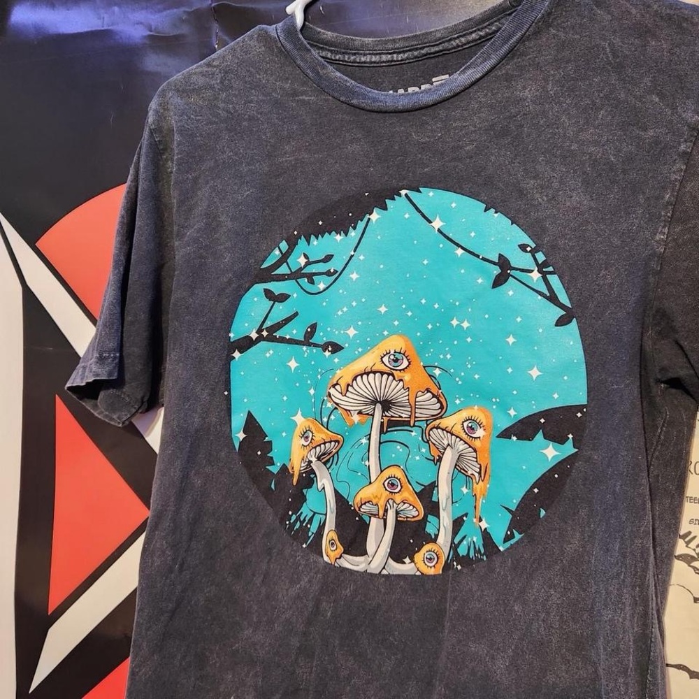 Trippy mushroom graphic tee
